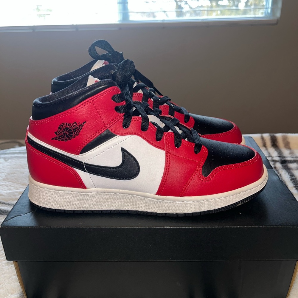 Air Jordan 1 Mid GS 'Chicago Black Toe'